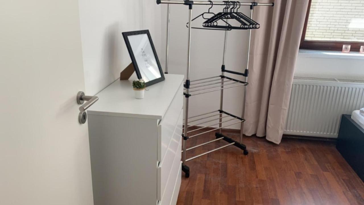 Zimmer In Wohnung Monteure Apartment Kuche Modern Enger Zewnętrze zdjęcie
