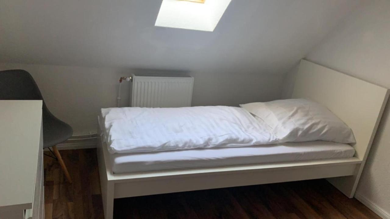 Zimmer In Wohnung Monteure Apartment Kuche Modern Enger Zewnętrze zdjęcie